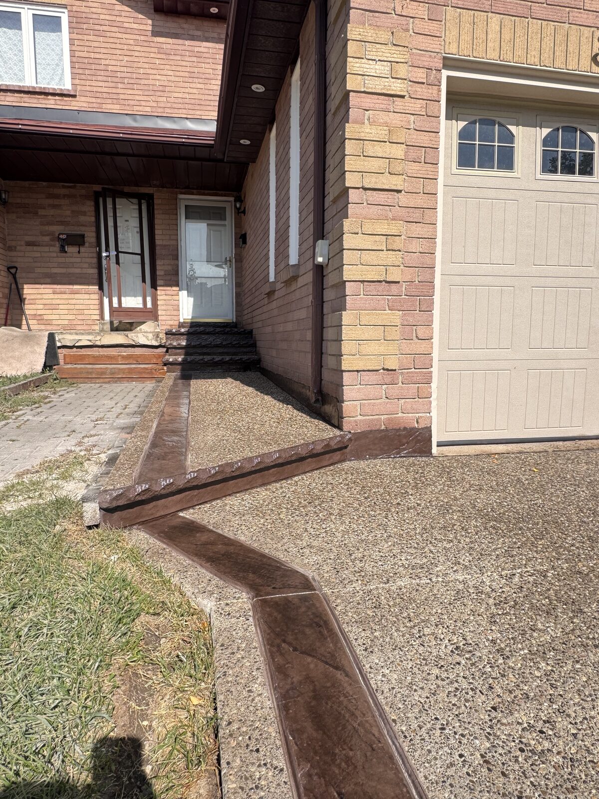 Aggregate driveway with stamped border